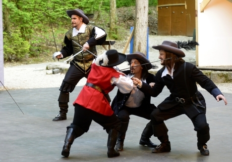 Die drei Musketiere (in Schwarz) in einer von Stefan Müller-Doriat choreografierten Fechtszene im Naturtheater Reutlingen / Foto: Markus Niethammer