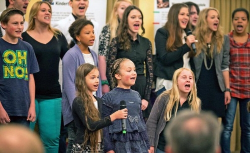 Auftritt des Kindertheater-Ensembles mit einer musikalischen Einlage und Liedern aus 