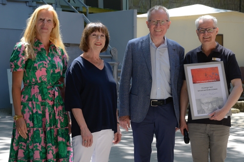 Für das Naturtheater nahm Rainer Kurze (rechts) den Preis von Helmut Treutlein entgegen. Daneben Elke Lukaszewitz und Tochter Dr. Aline Lukaszewitz (links) / Foto: NTR