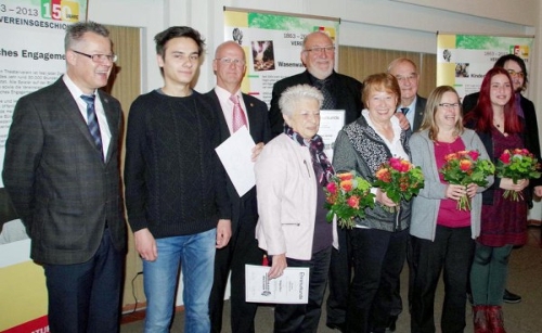 Naturtheater-Vorsitzender Rainer Kurze (links) bedankt sich bei langjährigen Mitgliedern des Vereins / Foto: Jürgen Herdin