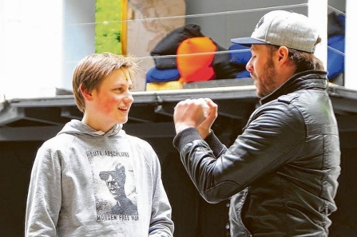 Kampfchoreograph Stefan Müller-Doriat zeigt mit den Fäusten, wie's geht.
Foto: Kathrin Kipp