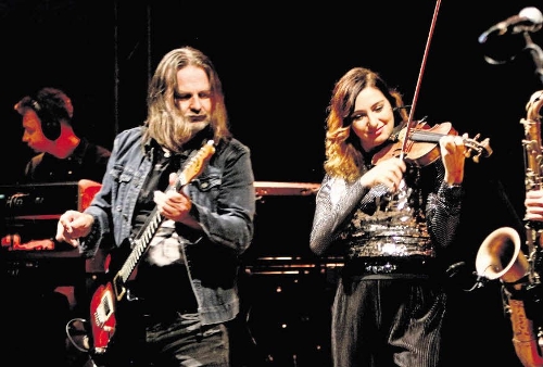 Sorgen für farbigen Sound im Wasenwald: (von links) Ray Wilson an der Gitarre, Alicja Chrzaszcz an der Geige und Marcin Kajper am Saxofon / Foto: Spiess