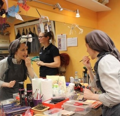 Blick in die Maske: Ein Grund-Make-up erhalten alle Darsteller. Foto: Jürgen Spieß