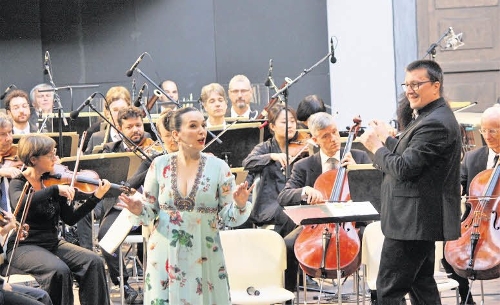 Die spanische Sopranistin Tanya Durán-Gil und Gastdirigent Thomas Herzog beim Sommer-Open-Air der Württembergischen Philharmonie im Reutlinger Naturtheater / Foto: Ströhle