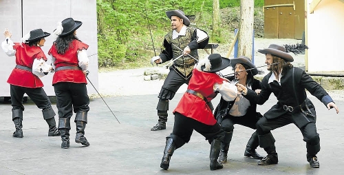 Die drei Musketiere (in Schwarz) in einer von Stefan Müller-Doriat choreografierten Fechtszene im Naturtheater Reutlingen / Foto: Niethammer