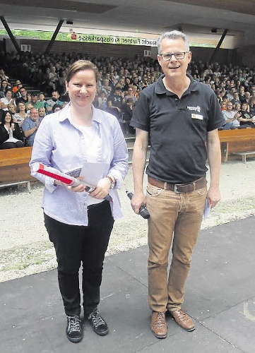 Strahlen um die Wette: Besucherin Karin Tomaschewski und der Naturtheater-Vorsitzende Rainer Kurze / Foto: Pedretti