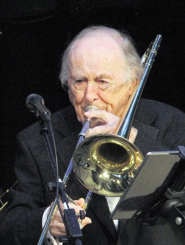 In betörender Spiellaune: Jazzlegende Chris Barber (88) im Naturtheater Reutlingen / Foto: Spiess