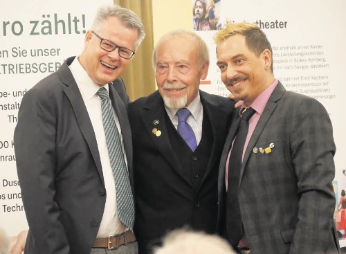 Für 70 Jahre Engagement ehrten die Vereinsvorsitzenden Rainer Kurze (links) und Sascha Diener (rechts) Jubilar Gerhard Schmid, der nicht nur Schauspieler und Regisseur war, sondern auch fast 60 Bühnenbilder gestaltet hat. FOTO: LEISTER