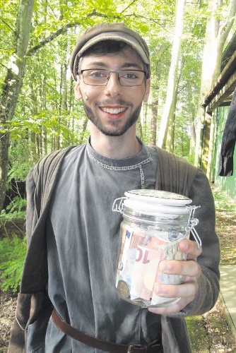 Schauspieler des Naturtheaters sammeln derzeit Spenden fürs Bauvorhaben im Wasenwald.
FOTO: NATURTHEATER