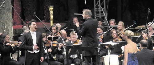 Das Orchester mit Dirigent Johannes Klumpp und den Sängern Sebastian Seitz und Susanne  Langbein im Naturtheater. FOTO: STRÖHLE