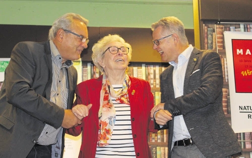 Mit 84 Jahren noch bestens drauf: Trude Heck mit Rainer  Kurze (rechts) und Freilichtbühnen-Präsident Wolfgang  Schiffelholz. Foto: SPIESS