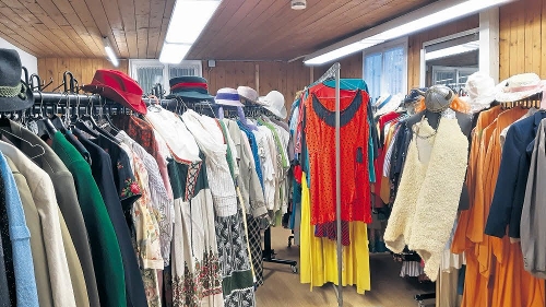 Kleider, Kostüme und mehr können beim Flohmarkt des Naturtheaters günstig erworben werden. FOTO: VEREIN
