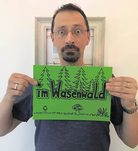 Plakativ: Holger Schlosser zeigt, dass im Wasenwald wieder was geht. Foto: NTR