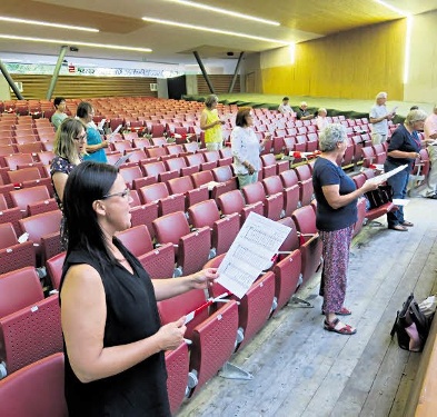 Jede Menge Platz zwischen den Sängern: Die Betzinger Sängerschaft, neuerdings KonzertChorReutlingen, probt im Zuschauerraum des Naturtheaters. FOTO: KNAUER
