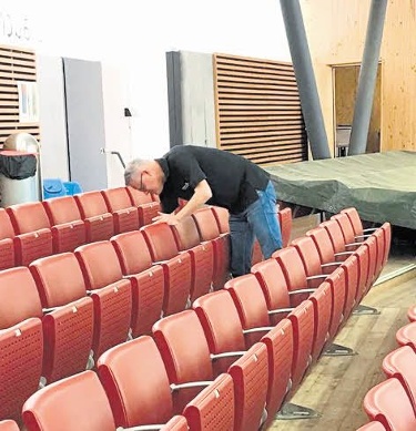 Großputz im Naturtheater: Die Wasenwald-Bühne schließt ihre Türen: Foto: Verein