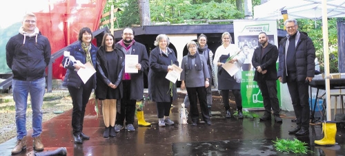 Max Knoll (von links), Sabine Maier, Kim Glaunsinger, Heiko Raiser, Elisabeth Kern, Bärbel Mauch, Katrin Penzenstadler in Vertretung für Heinrich Hammann, Susanne Hammann und Denis Blank wurden von Rainer Kurze geehrt. FOTO: BÖHM