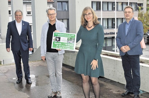 Bei der Spendenübergabe (von links): Oberbürgermeister  Thomas Keck, Rainer Kurze (Naturtheater), Kulturamtsleiterin Anke Bächtiger und Intendant Cornelius Grube (WPR) -  Foto: Stadt