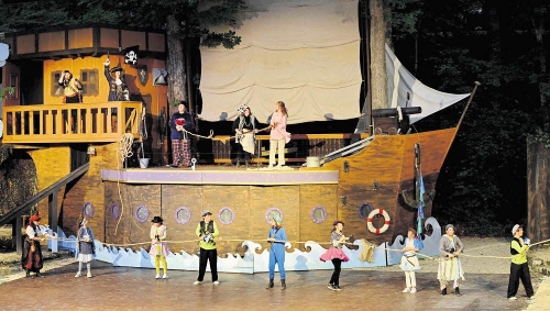 Prunkstück auf der Bühne ist das Piratenschiff, hier mit dem Naturtheater-Ensemble in Aktion / Fotos: Niethammer