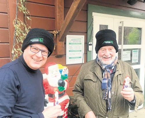 Rainer Kurze (links) und der Ehrenpräsident des Landesverbandes Amateurtheater Baden-Württemberg freuen sich über den Schokoladen-Nikolaus / Foto: NTR