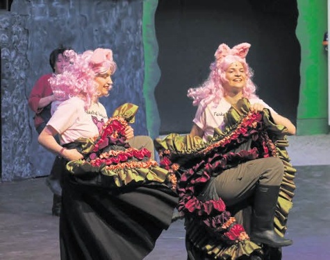 Action für einen Ferkel-Wettbewerb: Tänzerinnen beim Gummistiefel-Cancan / Foto: Knauer