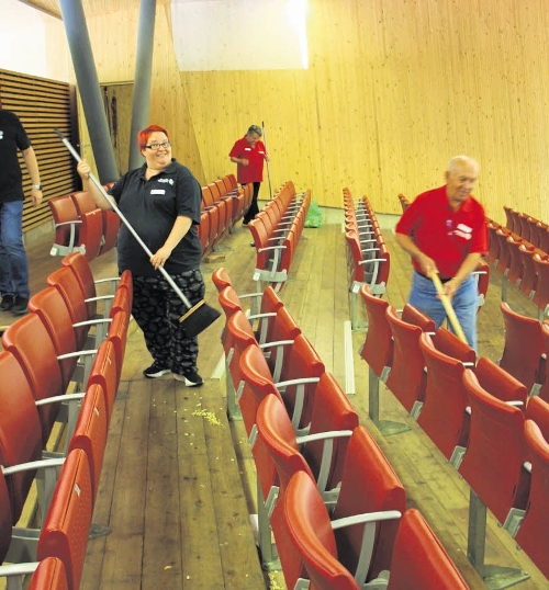 Der Hallen- und Ordnungsdienst sorgt vor jeder Vorstellung für Sauberkeit auf dem Theatergelände / Foto: Verein