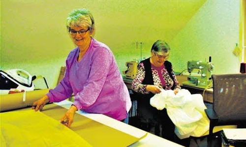 In der Schneiderei des Naturtheaters Reutlingen arbeiten Profis und Ehrenamtliche Hand in Hand / Foto: NTR