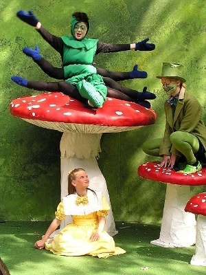 Alice (Mara Jährig) trifft während ihrer fantastischen Reise im Wunderland die Raupe (Manuela Hansow) und den Frosch (Helen Koch) 
Foto: Naturtheater