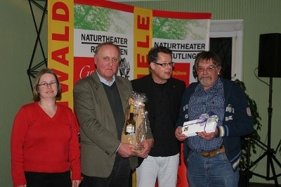 Für ihr Engagement im Beirat des Naturtheaters wurden geehrt (von rechts): Thomas Diener (zehn Jahre), Rainer Kurze (25 Jahre) und Tilmann Scheck (zehn Jahre). Links die zweite Vorsitzende Bärbel Mauch / Foto: Dorothee Werner