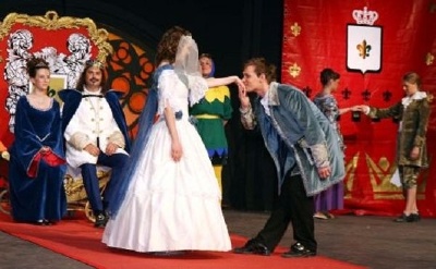Beim Hofball kommt man sich näher: Cinderella (Melanie Hageloch) und Prinz Johannes (Johannes Blattner) / Foto: Anstädt