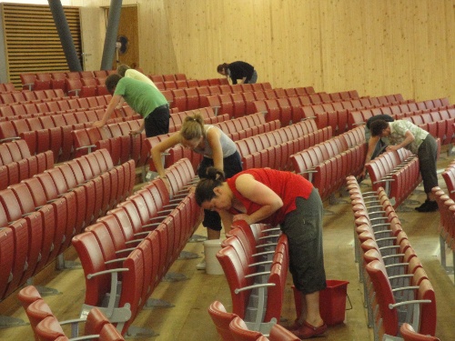 Herausforderung: 1003 Sitze müssen im Naturtheater geputzt werden / Foto: pr