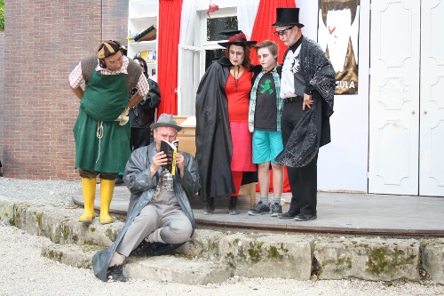https://www.naturtheater-reutlingen.de/content/igal/k-2014_vampir_101-YNANN2-L-14971.jpg