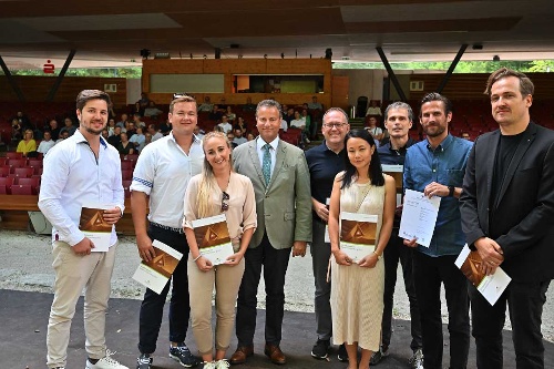 https://www.naturtheater-reutlingen.de/content/igal/k-lix_img_akbw_holzbaupreis_2022-07-05_0001_small-AW9NBJ-L-40157.jpg