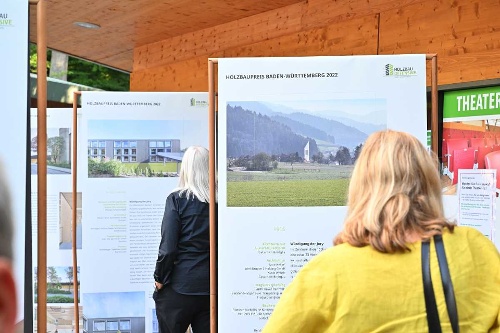 https://www.naturtheater-reutlingen.de/content/igal/k-lix_img_akbw_holzbaupreis_2022-07-05_0189_small-CCWLJH-L-40164.jpg