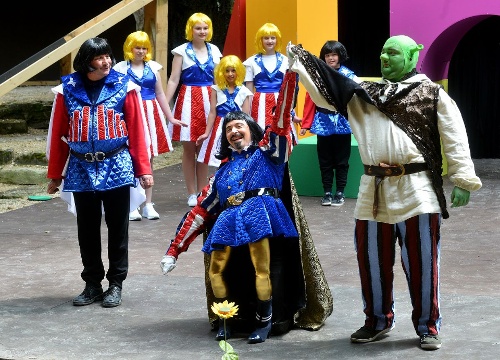 https://www.naturtheater-reutlingen.de/content/igal/k-shrek_foto_niethammer_11-VS43UQ-L-21594.jpg