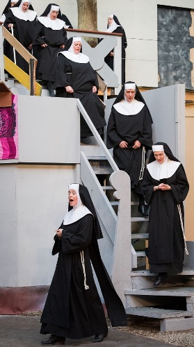 <center><b>2023 | SISTER ACT
Fotoshooting im Mai</b>