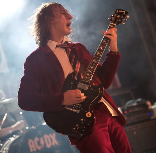 Volkmar „Volki“ Severin kommt dem AC/DC-Gitarristen Angus Young nicht nur vom Aussehen her sehr nahe, auch seine Bühnenpräsenz steht dem Original in nichts nach