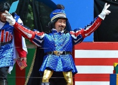 Holger Schlosser als Lord Farquaad vertreibt alle Märchenfiguren.