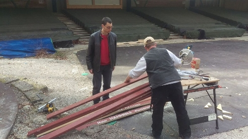 Kulissenbauer an der Arbeit im Naturtheater Reutlingen / Foto: NTR