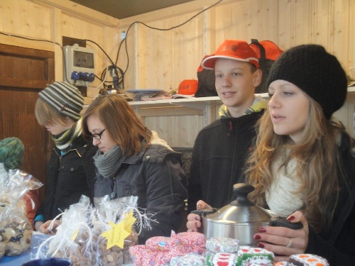Waffel- und Punschverkauf auf dem Weihnachtsmarkt: Die Naturtheaterjugend engagiert sich in vielen Bereichen / Foto: privat