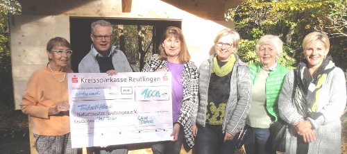 Die Damen der Gesellschaft der Freunde Lions Reutlingen überreichen dem Ersten Vorsitzenden Rainer Kurze einen Scheck über 1.000 Euro / Foto: NTR