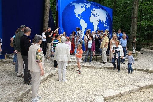 Kleiner Vorgeschmack auf die künftige Saison: NTR-Vorsitzender Rainer Kurze (Bildmitte mit Mikro) erläutert beim Tag der offenen Tür das neue Bühnenbild
Foto: NTR