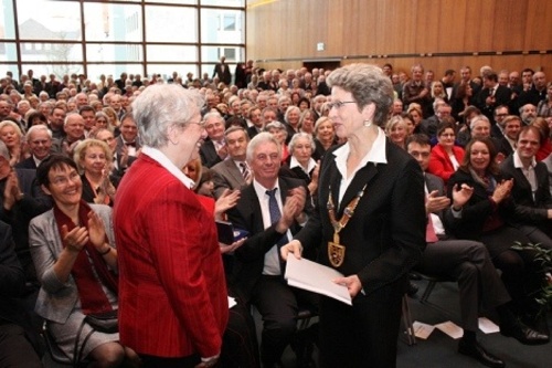 Oberbürgermeisterin Barbara Bosch (rechts) freut sich, Trude Heck die Verdiensmedaille der Stadt Reutlingen überreichen zu dürfen