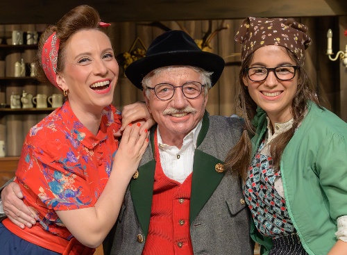 Fiebern der Premiere entgegen: Kohlhiesel und seine Töchter Liesel (links) und Susi