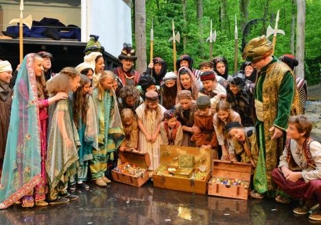 Da sind sie ja auf eine wahre Schatztruhe gestoßen: das Naturtheater-Ensemble märchenhaft gewandet in dem Kinderstück 