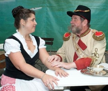 Die Wirtin Josepha (Claudia Sieger) hält Zwiesprache mit Kaiser Franz Joseph höchstpersönlich (Rolf Wenhardt)
Foto: Markus Niethammer