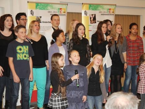 Sie haben Musik im Blut: Das Kindertheater-Ensemble mit seinen Songs aus »Der kleine Vampir« bekam großen Applaus / Foto: Patricia Kozjek