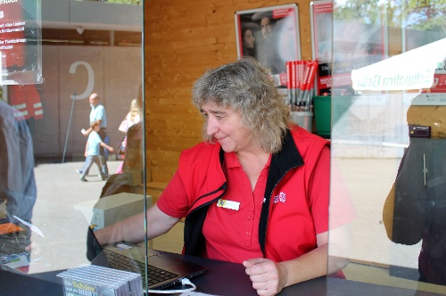 Sabine Anlauf an der Theaterkasse