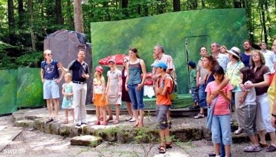 Hier stehen die Besucher einmal auf der Bühne und hören Theater-Chef Rainer Kurze zu / Foto: Marie-Louise Abele