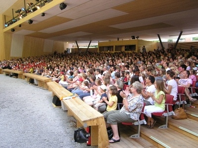 Beifall von den Zuschauern in der neuen Halle des Naturtheaters - und viel Beifall für sie in Veröffentlichungen der internationalen Architekten-Szene