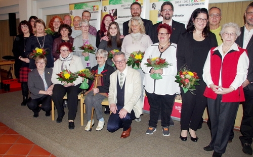 Die Jubilare des Naturtheaters mit (vorne knieend) dem NTR-Vorsitzenden Rainer Kurze – und neben ihm Ruth Mauch, die seit 60 Jahren dabei ist /   Foto:  Jürgen Herdin